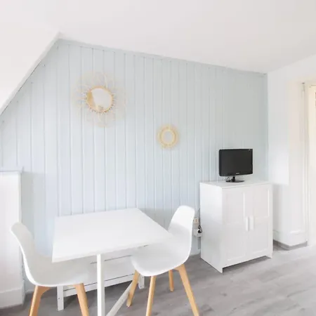 Charming Studio Between Thermal Baths And City Center アパート エクスレバン